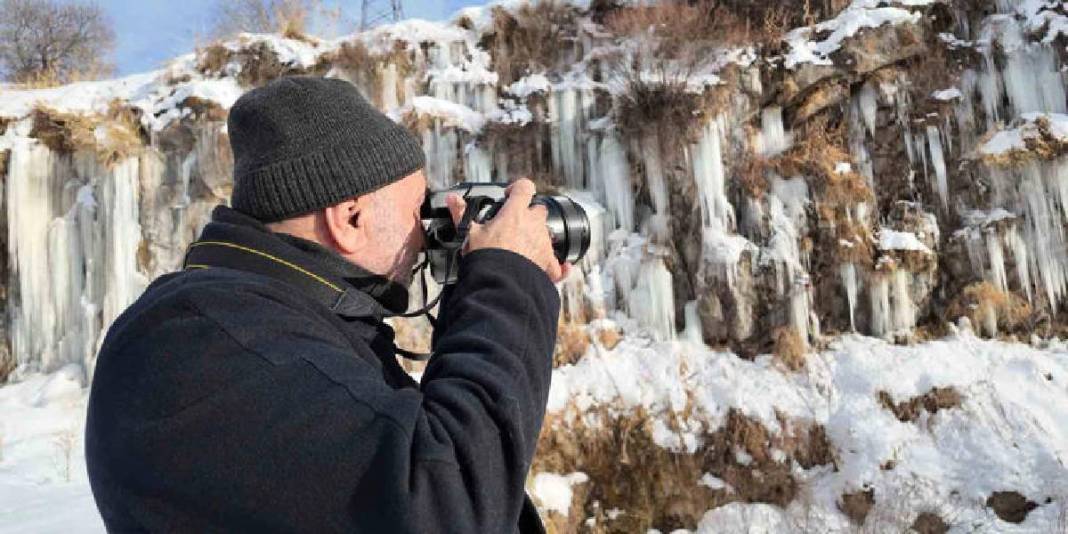 Karın kapattığı yollar açılınca herkes akın etti! Metrelerce buz sarkıtından görsel şölen: Kışın en büyüleyici manzarası 7